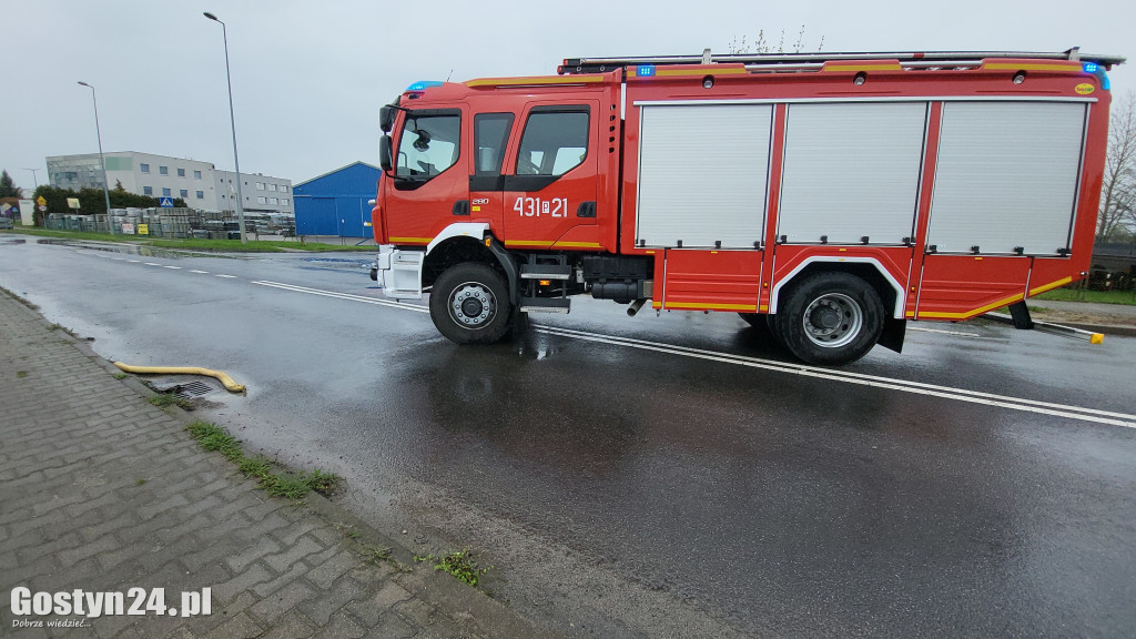 Żrąca substancja na drodze w Czachorowie