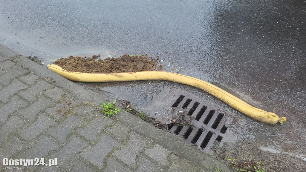 Żrąca substancja na drodze w Czachorowie