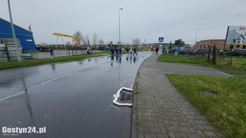 Żrąca substancja na drodze w Czachorowie