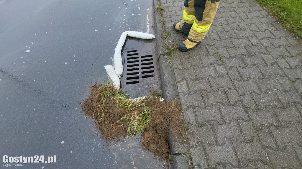 Żrąca substancja na drodze w Czachorowie
