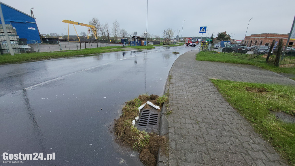 Żrąca substancja na drodze w Czachorowie