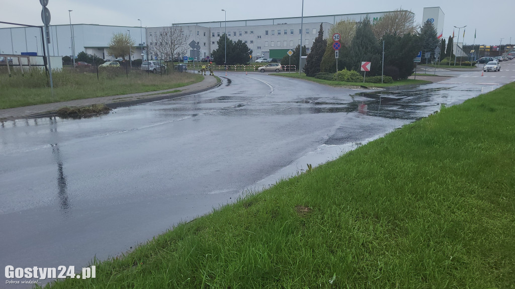 Żrąca substancja na drodze w Czachorowie