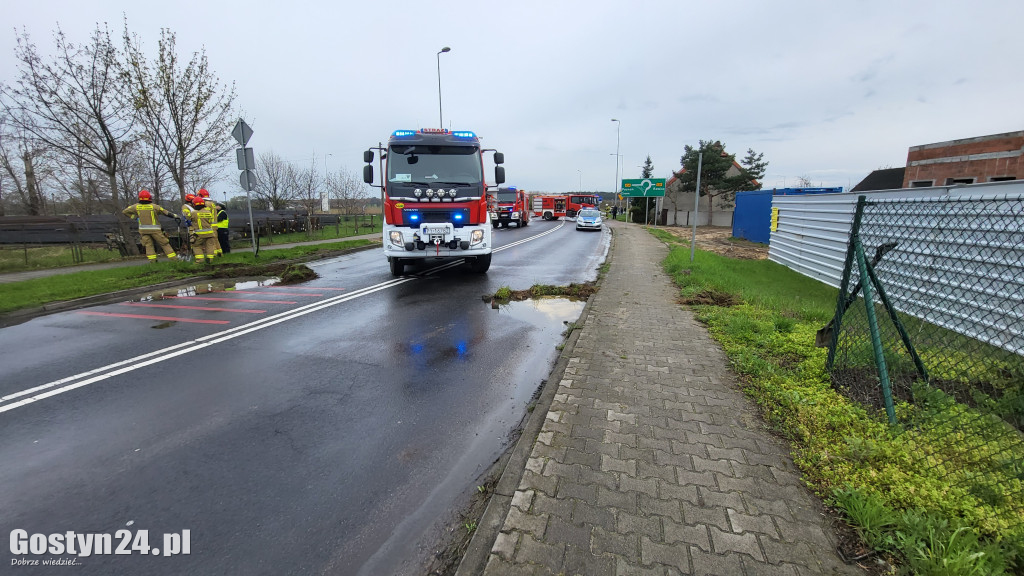 Żrąca substancja na drodze w Czachorowie