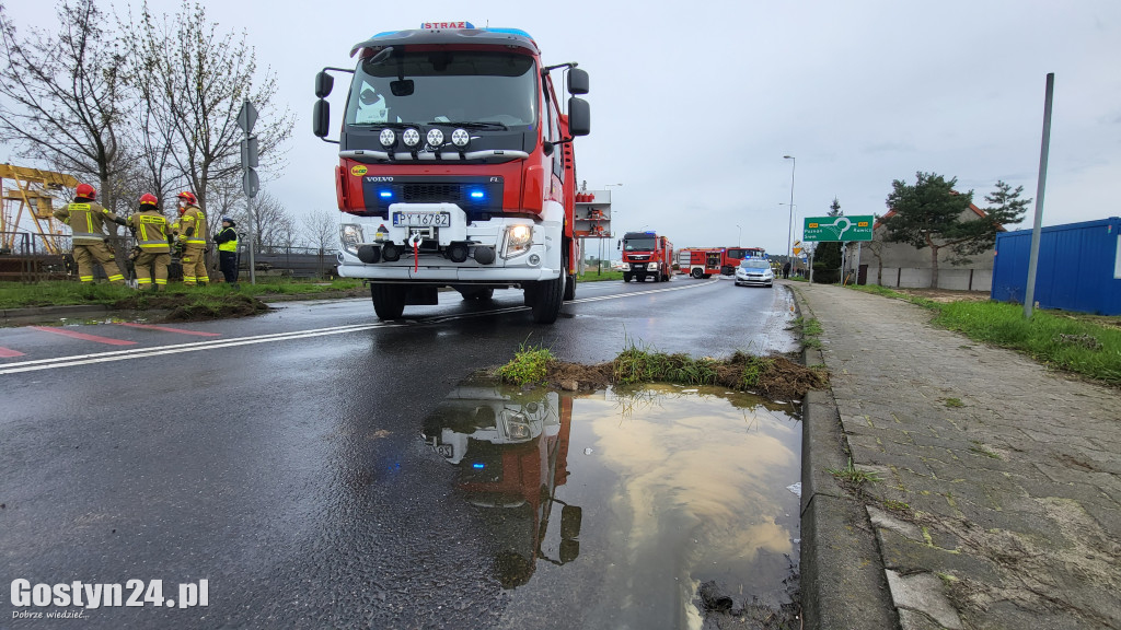Żrąca substancja na drodze w Czachorowie