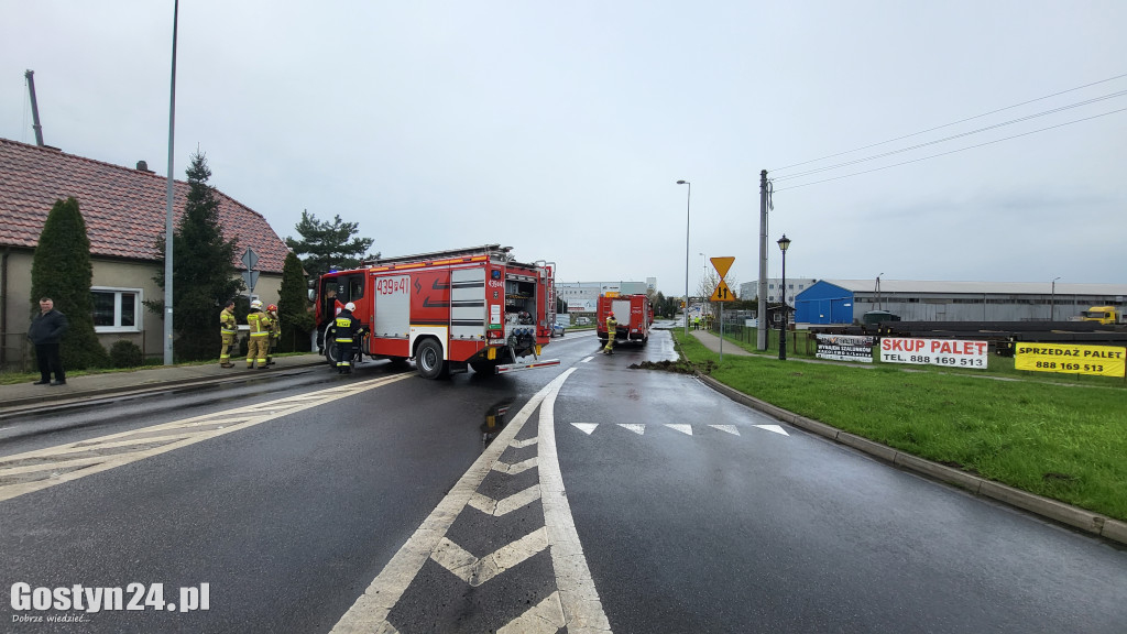 Żrąca substancja na drodze w Czachorowie
