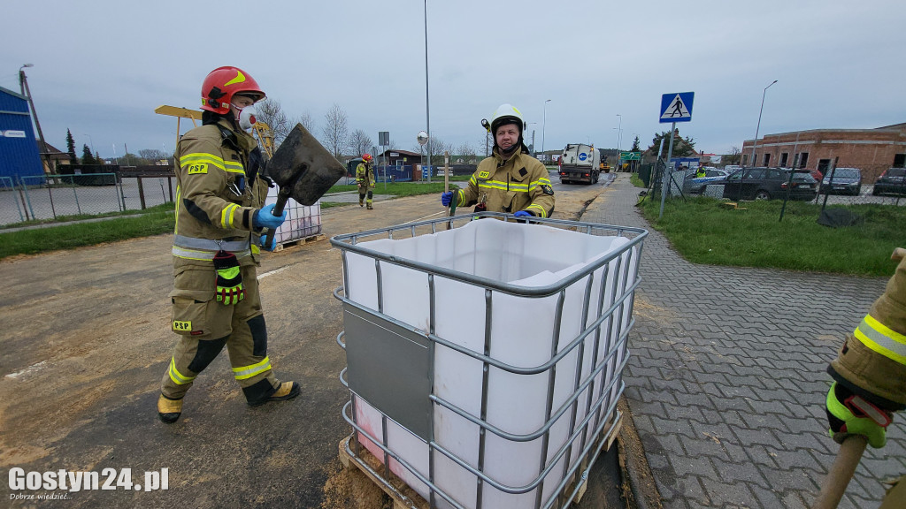 Żrąca substancja na drodze w Czachorowie
