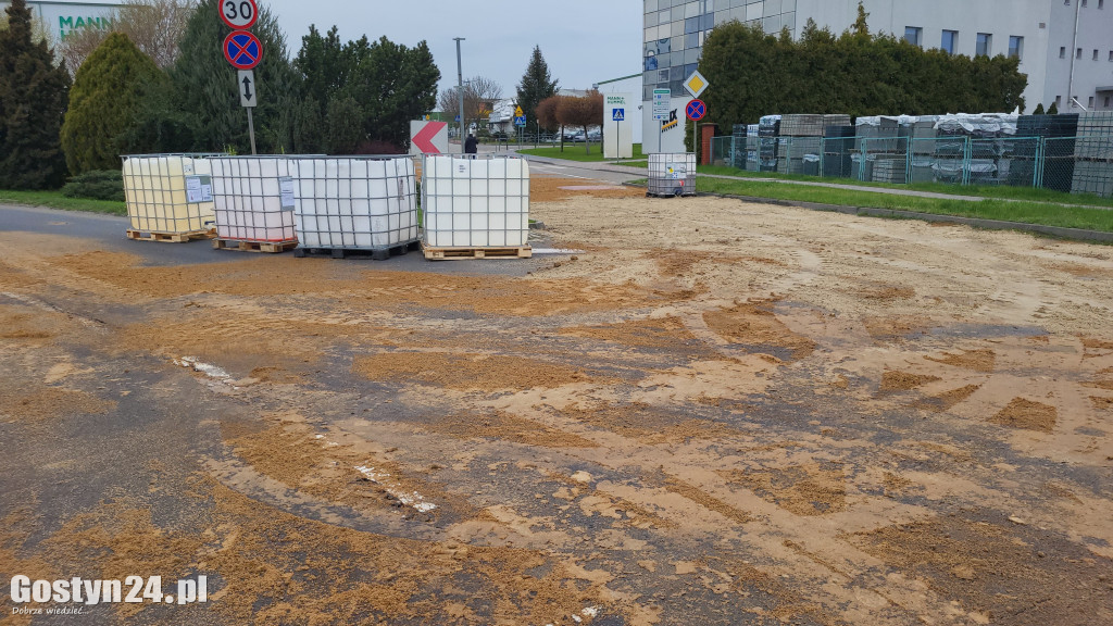 Żrąca substancja na drodze w Czachorowie