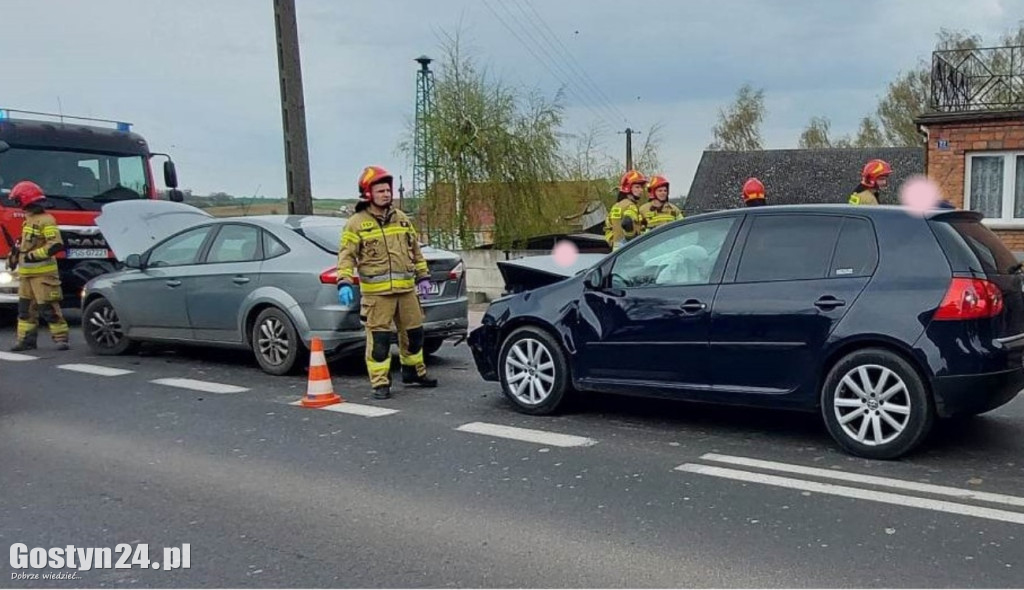 Zderzenie dwóch samochodów w Kunowie