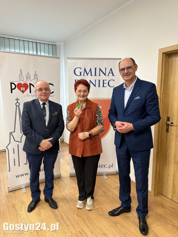 Wręczono pierwsze Ponieckie Karty Seniora