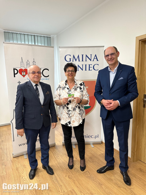 Wręczono pierwsze Ponieckie Karty Seniora