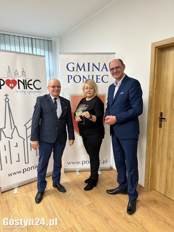 Wręczono pierwsze Ponieckie Karty Seniora