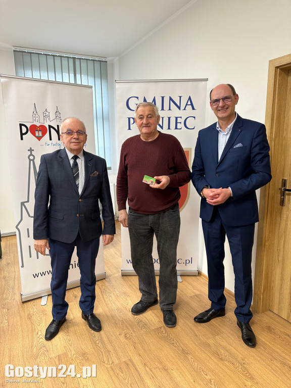Wręczono pierwsze Ponieckie Karty Seniora