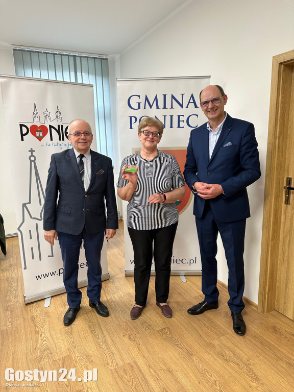 Wręczono pierwsze Ponieckie Karty Seniora