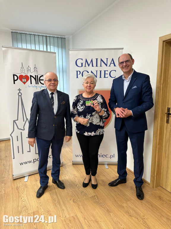 Wręczono pierwsze Ponieckie Karty Seniora