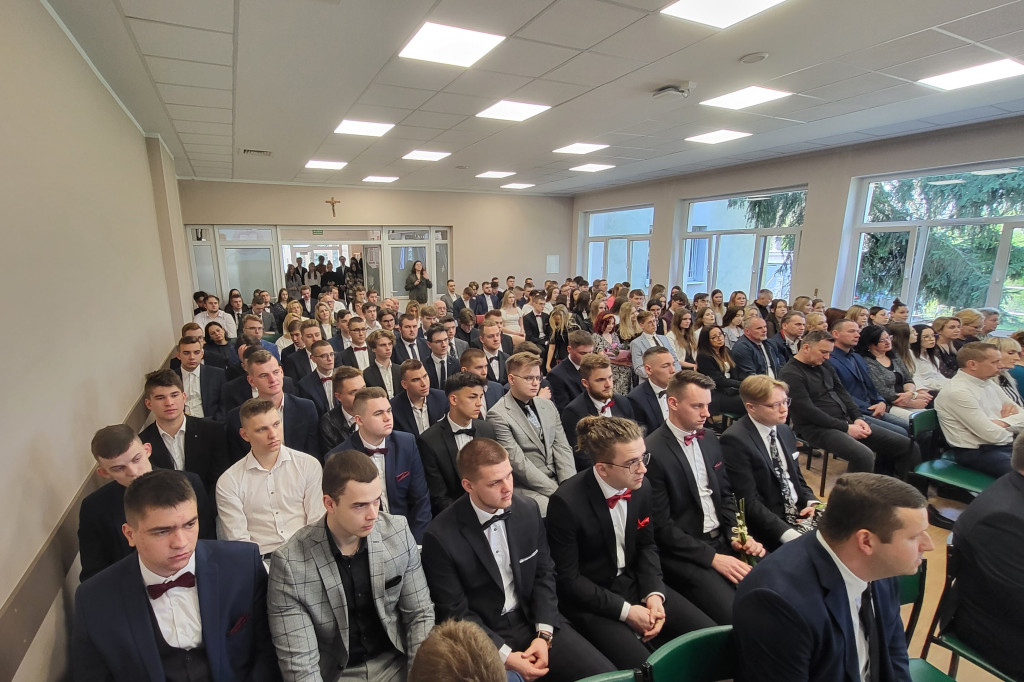 Absolwenci ZSZ odebrali świadectwa