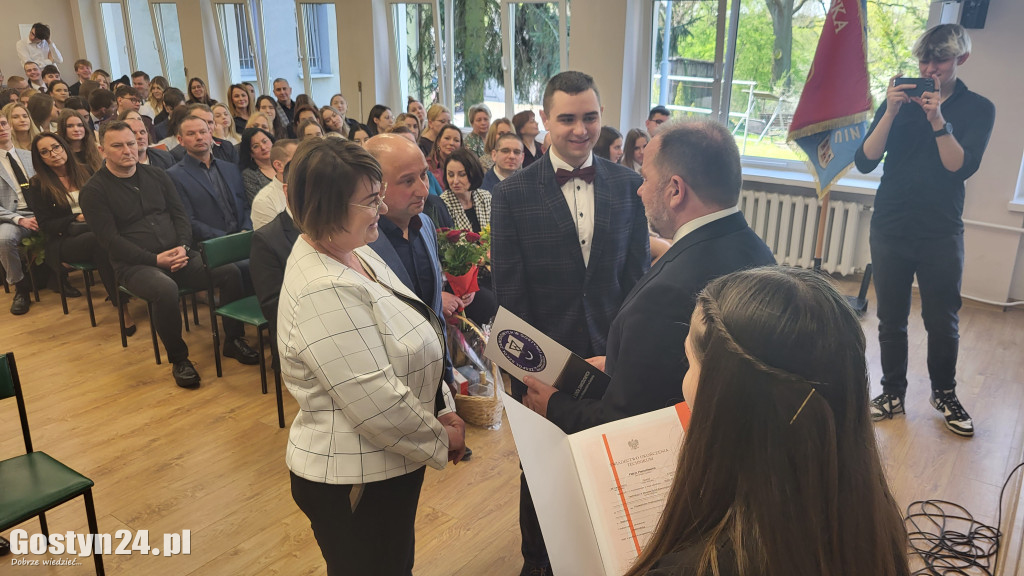 Absolwenci ZSZ odebrali świadectwa