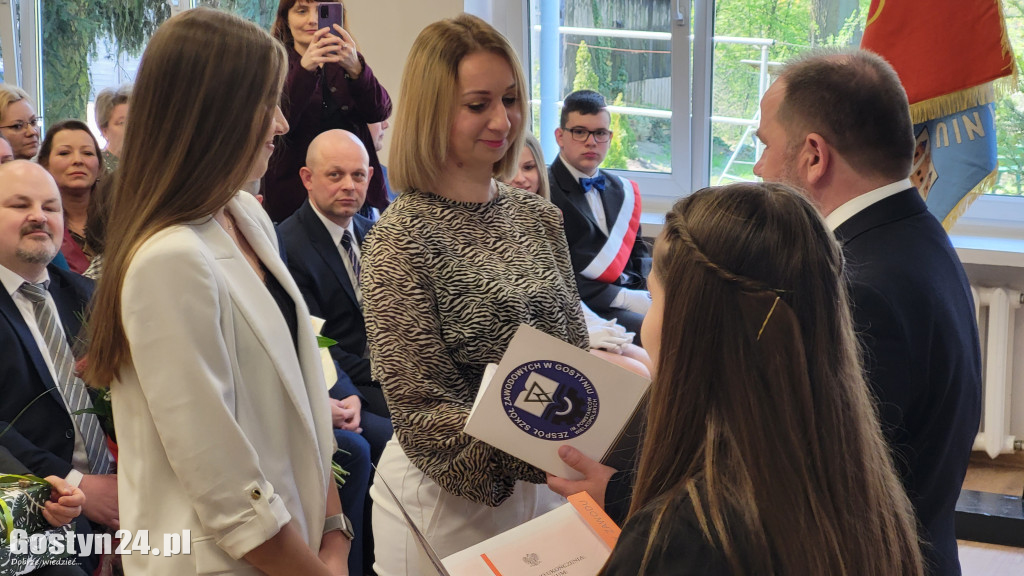Absolwenci ZSZ odebrali świadectwa