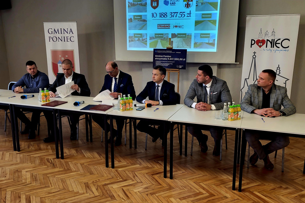Podpisanie umowy na inwestycje drogowe w gminie Poniec