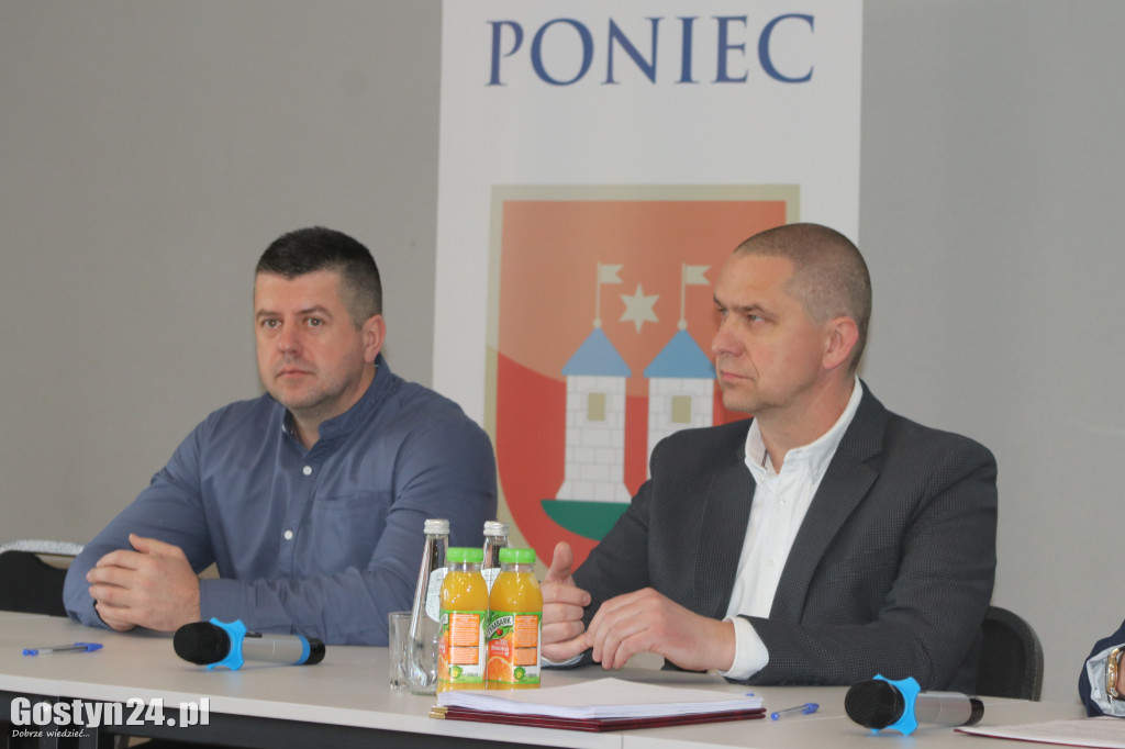 Podpisanie umowy na inwestycje drogowe w gminie Poniec
