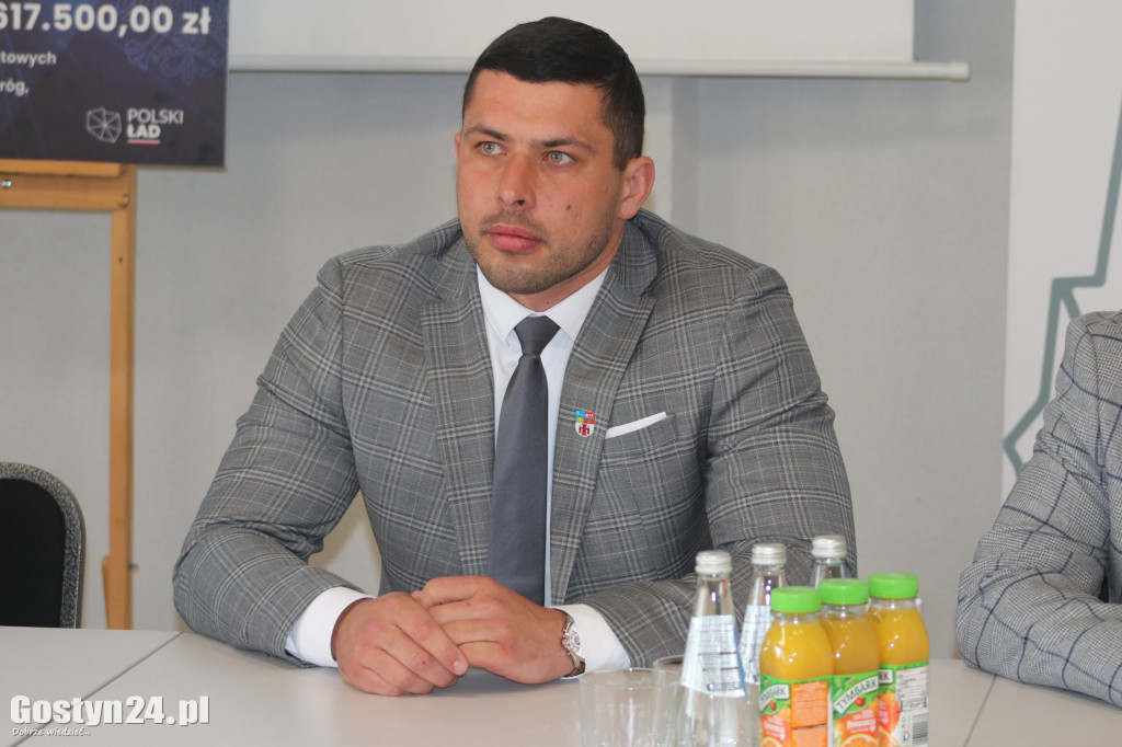 Podpisanie umowy na inwestycje drogowe w gminie Poniec