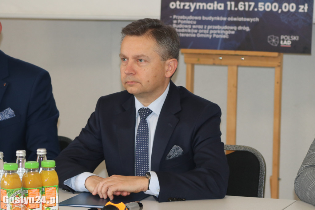 Podpisanie umowy na inwestycje drogowe w gminie Poniec