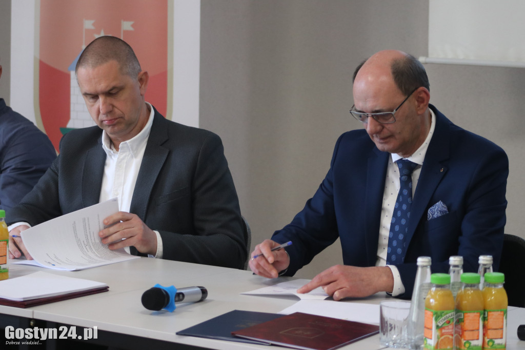 Podpisanie umowy na inwestycje drogowe w gminie Poniec