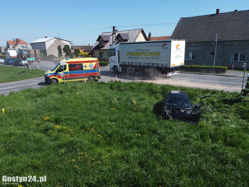 Wypadek na K12. Zderzyły się osobówki