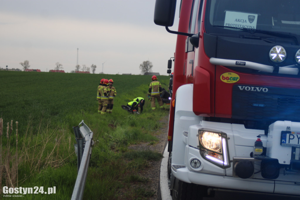 Motocyklista uderzył w barierkę. Był pijany