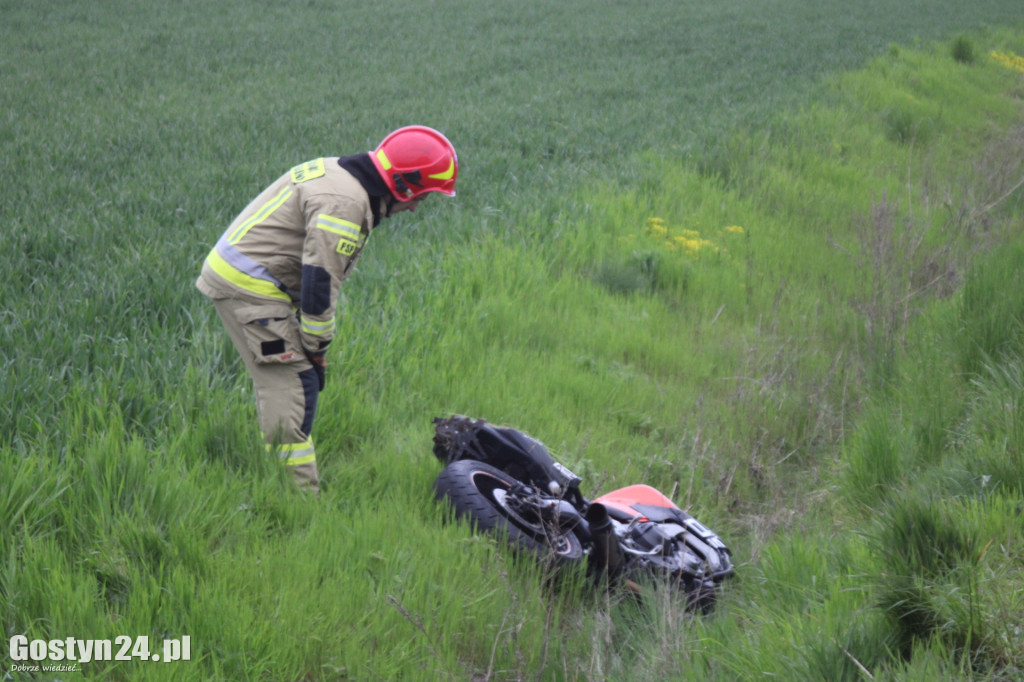 Motocyklista uderzył w barierkę. Był pijany
