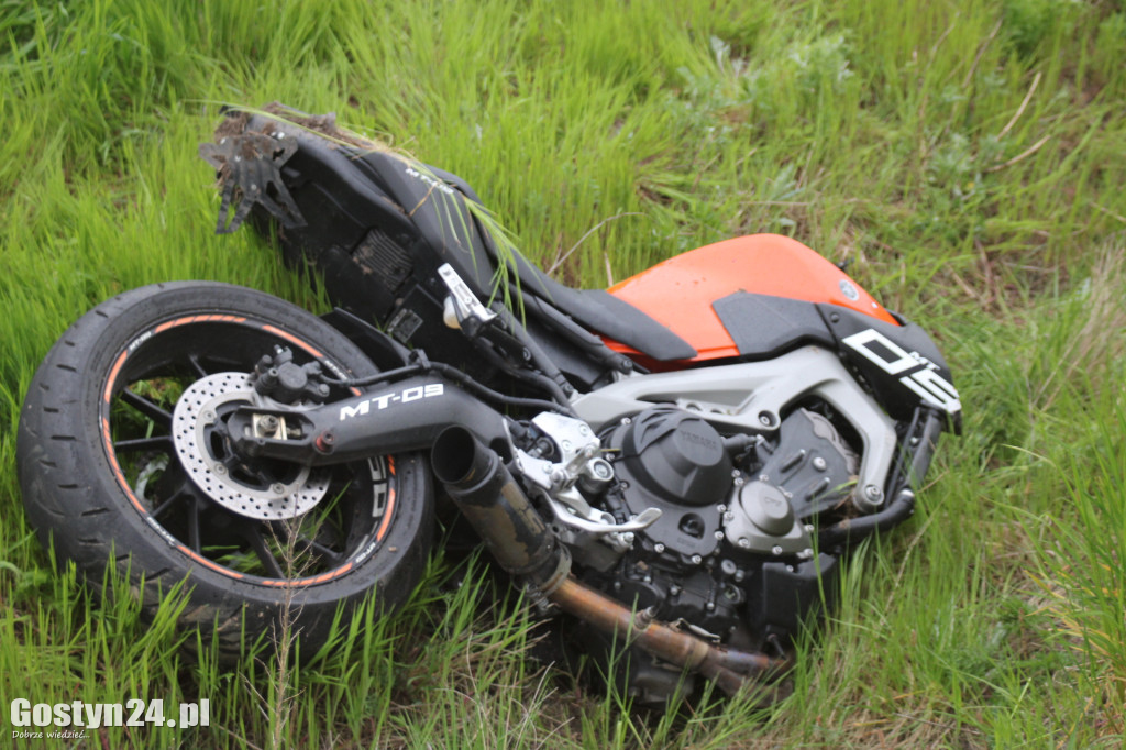 Motocyklista uderzył w barierkę. Był pijany