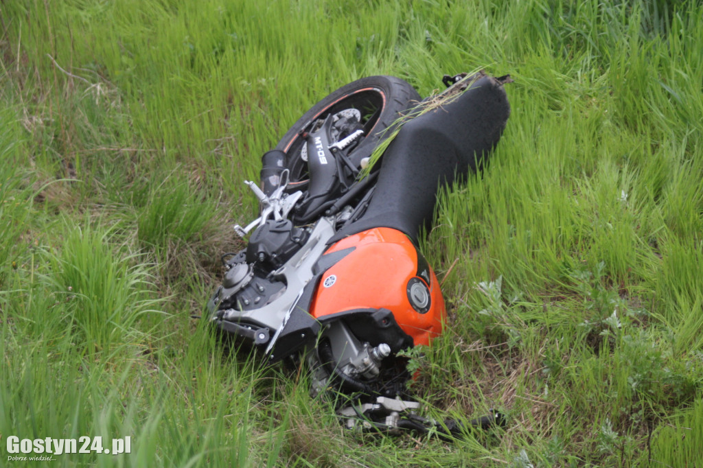 Motocyklista uderzył w barierkę. Był pijany