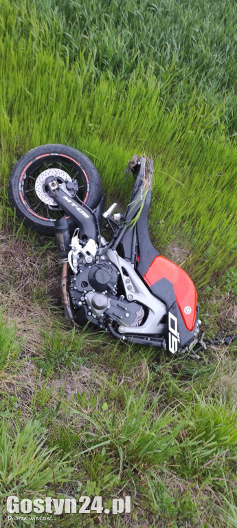 Motocyklista uderzył w barierkę. Był pijany