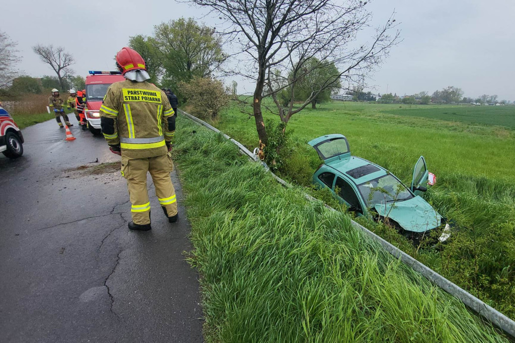 Wypadek w Łęce Małej. Dwie osoby potrzebowały pomocy