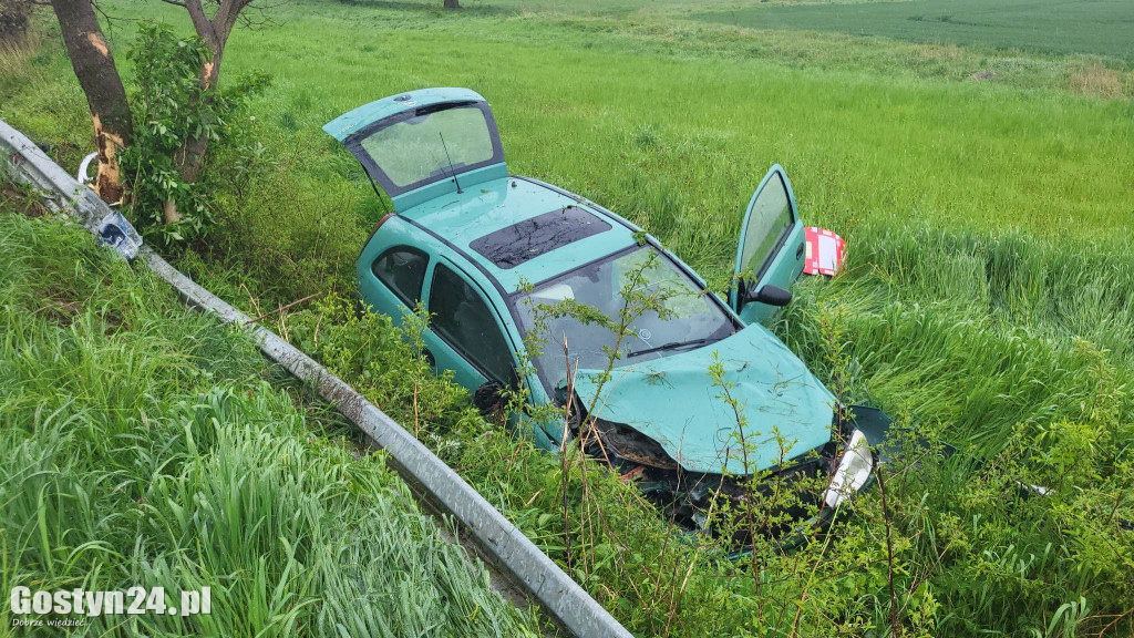 Wypadek w Łęce Małej. Dwie osoby potrzebowały pomocy