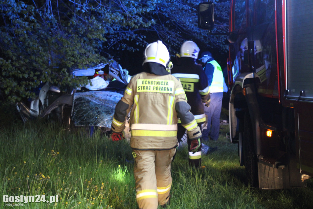 Tragiczny wypadek pod Pogorzelą. Nie żyje 18-leetni kierowca