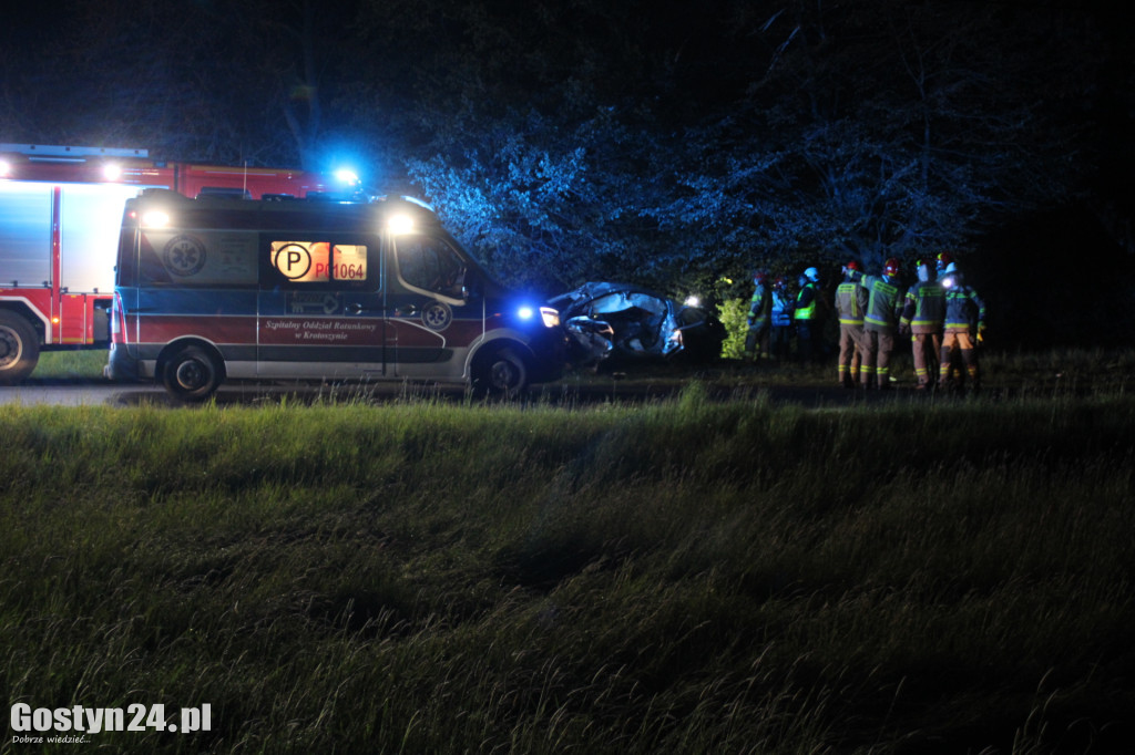 Tragiczny wypadek pod Pogorzelą. Nie żyje 18-leetni kierowca