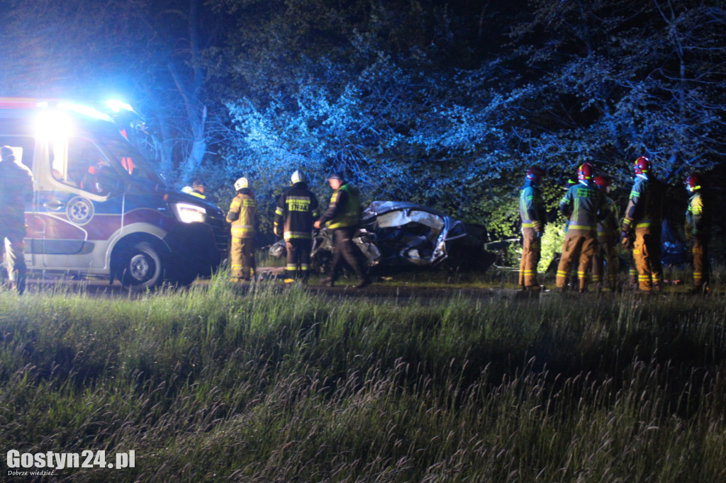 Tragiczny wypadek pod Pogorzelą. Nie żyje 18-leetni kierowca