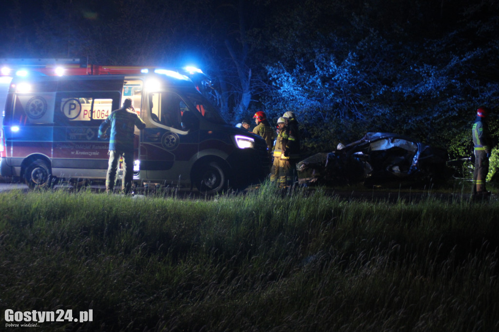 Tragiczny wypadek pod Pogorzelą. Nie żyje 18-leetni kierowca