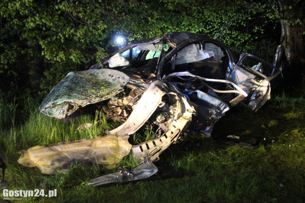 Tragiczny wypadek pod Pogorzelą. Nie żyje 18-leetni kierowca