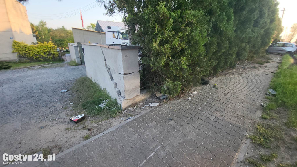 Wypadek z udziałem pięciu młodych ludzi pod Poniecem