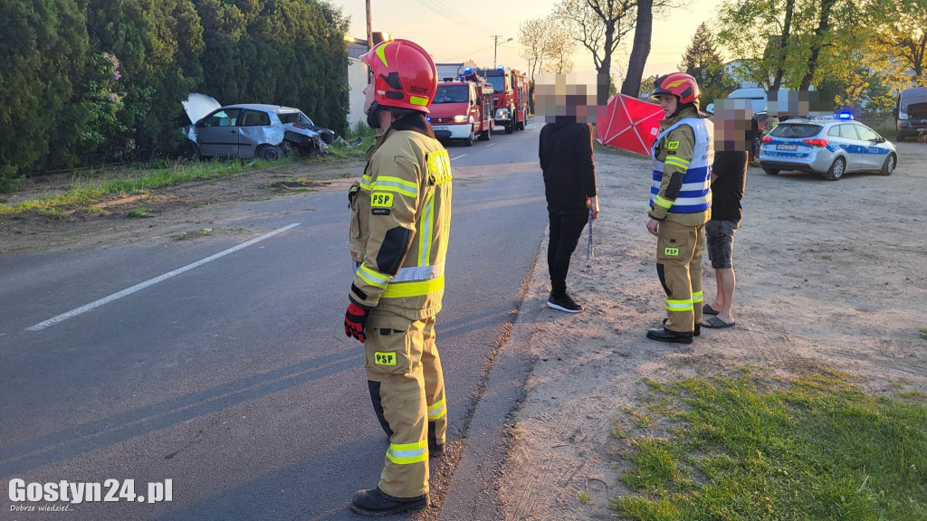Wypadek z udziałem pięciu młodych ludzi pod Poniecem