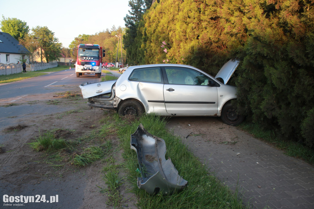 Wypadek z udziałem pięciu młodych ludzi pod Poniecem