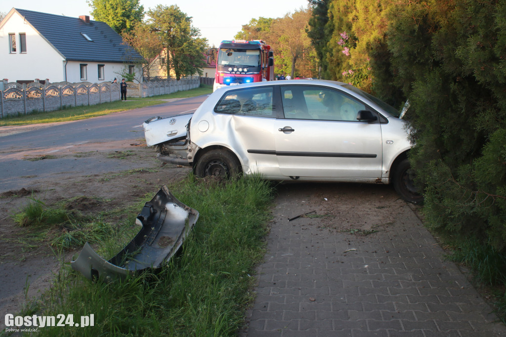 Wypadek z udziałem pięciu młodych ludzi pod Poniecem