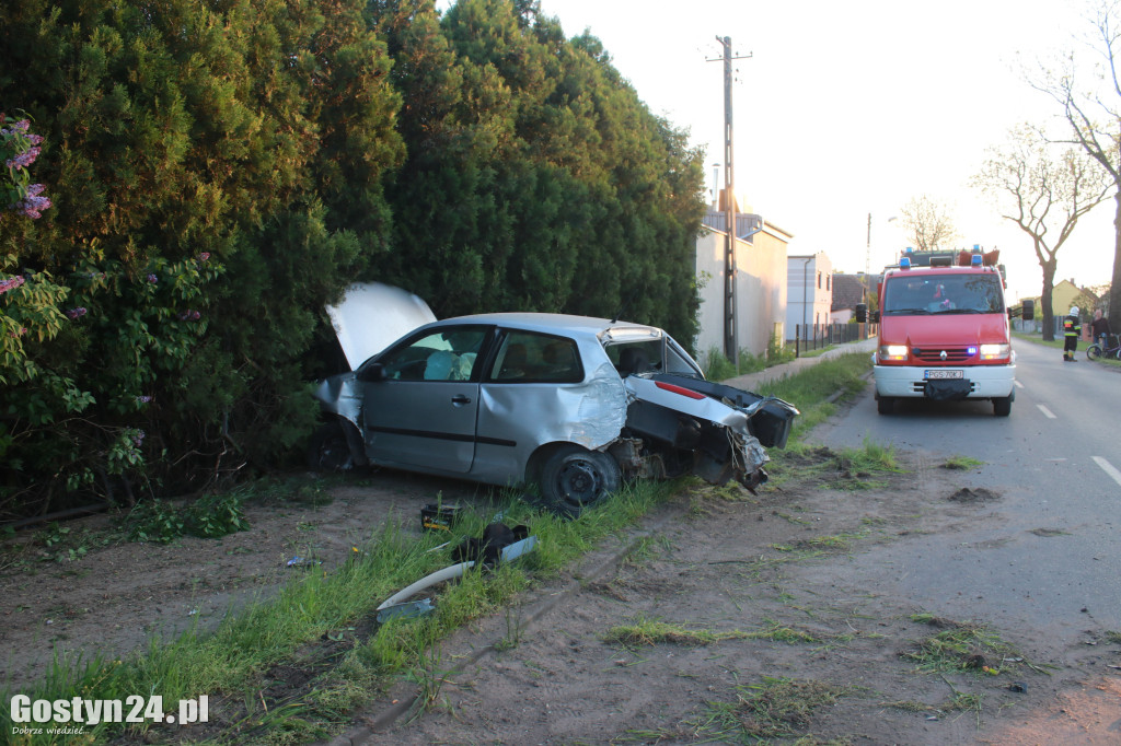 Wypadek z udziałem pięciu młodych ludzi pod Poniecem