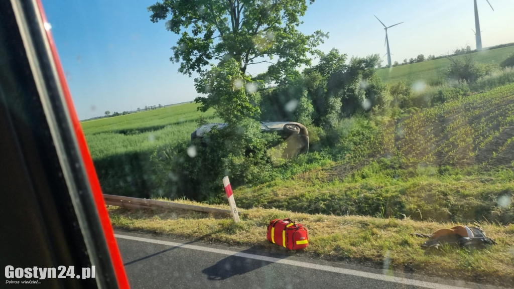 Bus zjechał z trasy i zatrzymał się w polu