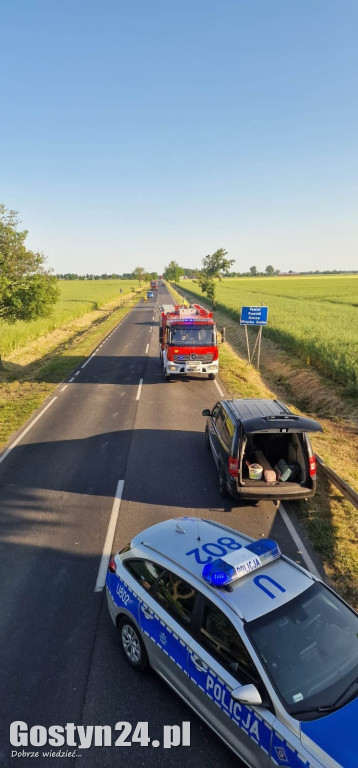 Bus zjechał z trasy i zatrzymał się w polu