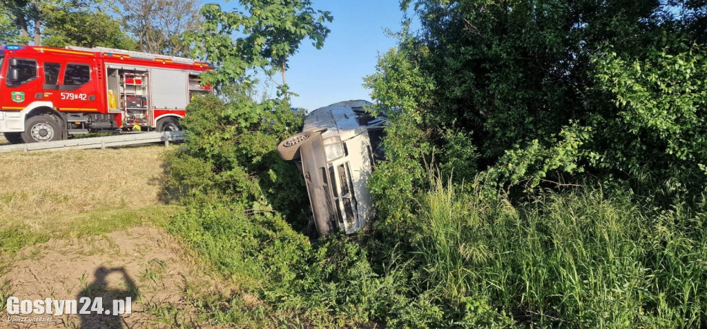 Bus zjechał z trasy i zatrzymał się w polu