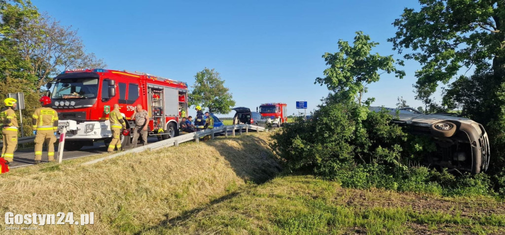 Bus zjechał z trasy i zatrzymał się w polu