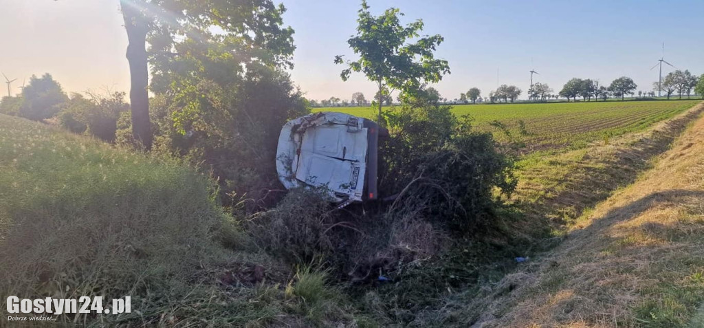 Bus zjechał z trasy i zatrzymał się w polu