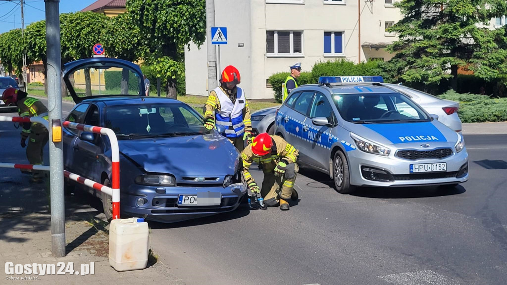 Kolizja samochodów przy gostyńskim kinie